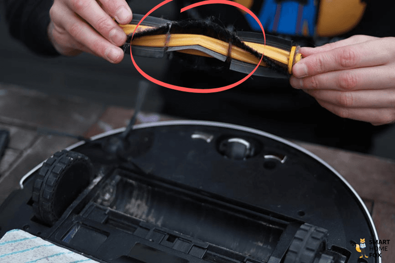 Haare haben sich um die Yeedi Vac 2 Pro Bürste gewickelt